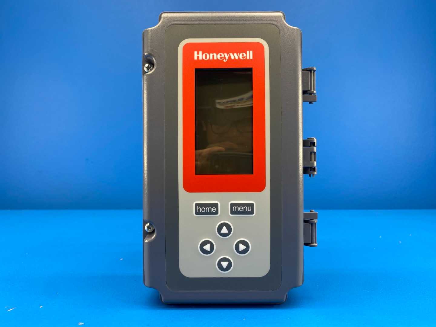 Honeywell T775U2006 Series 200, Electronic Universal Controller Heat or Cool , 24/120/240VAC; 50/60Hz