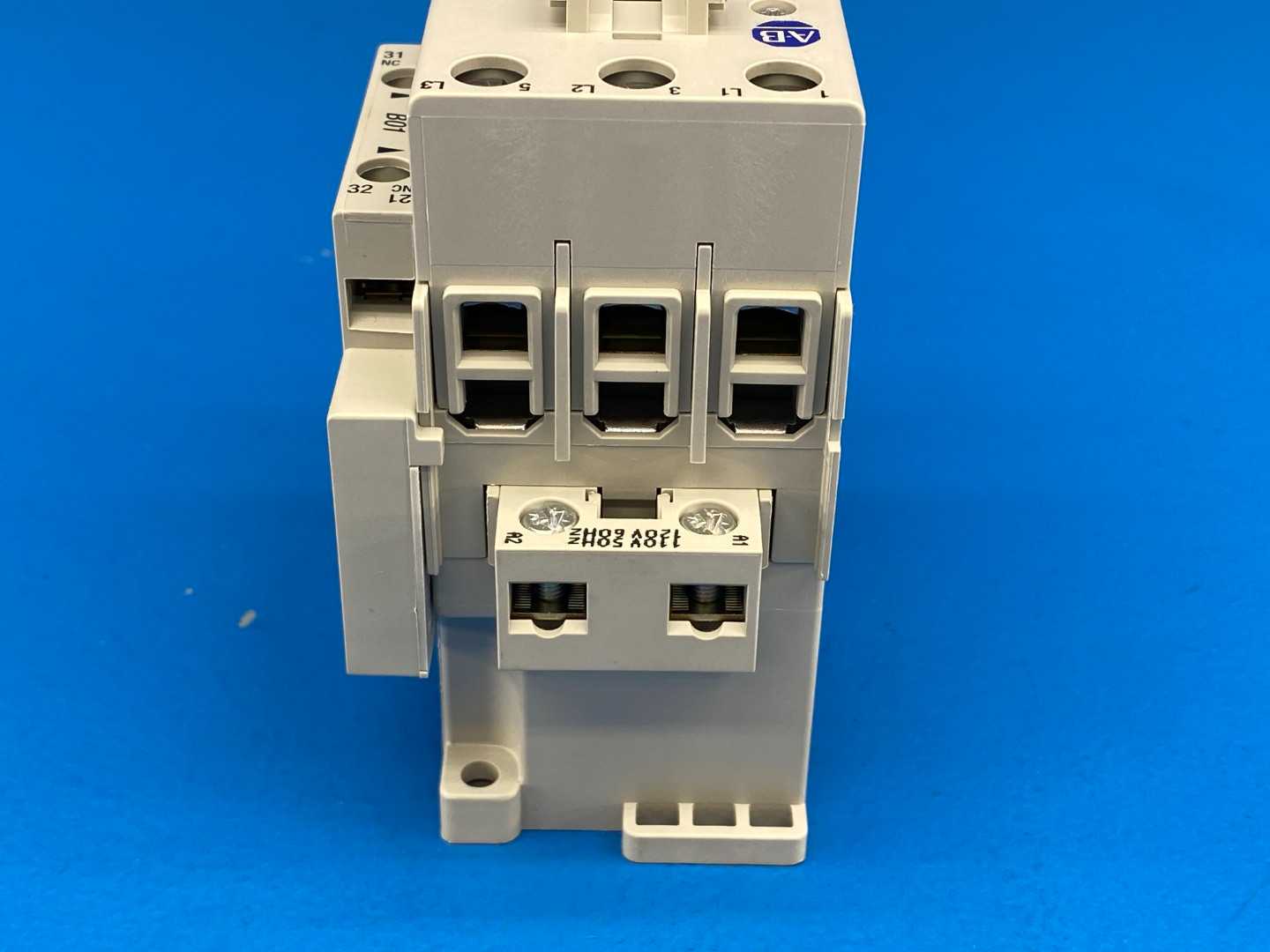 Allen-Bradley, 100-C30D01, IEC Series C Contactor. 3Phase 115/120V 50/60Hz