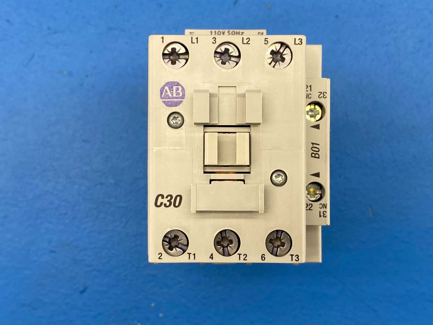 Allen-Bradley, 100-C30D01, IEC Series C Contactor. 3Phase 115/120V 50/60Hz