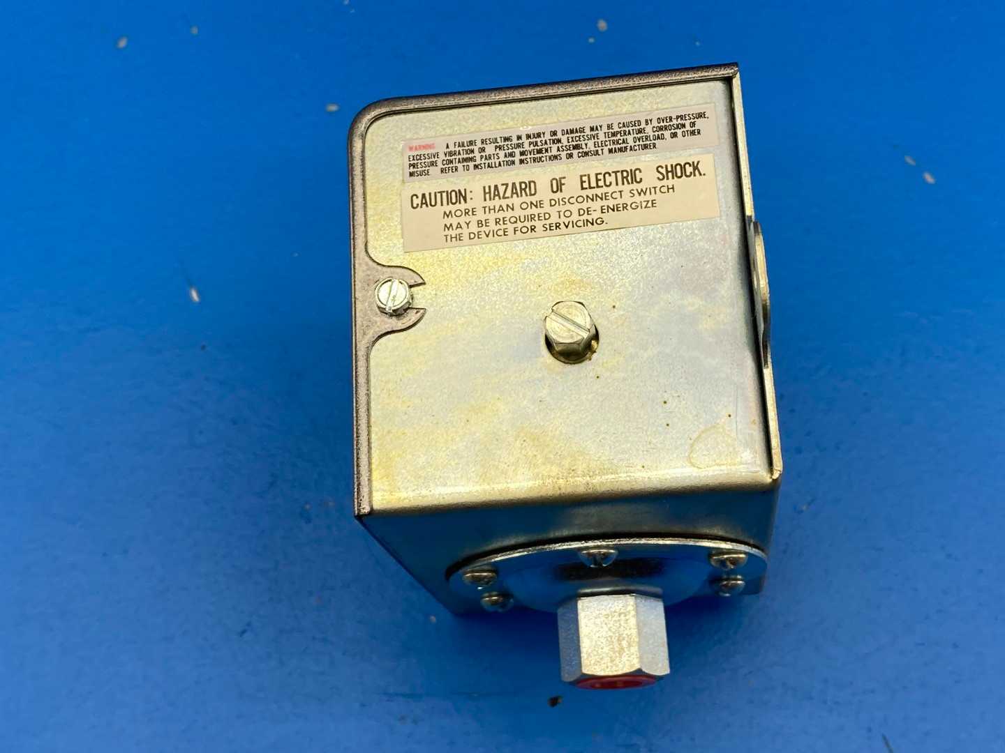 Mercoid Control AP-153-37 Diaphragm-operated adjustable pressure switch