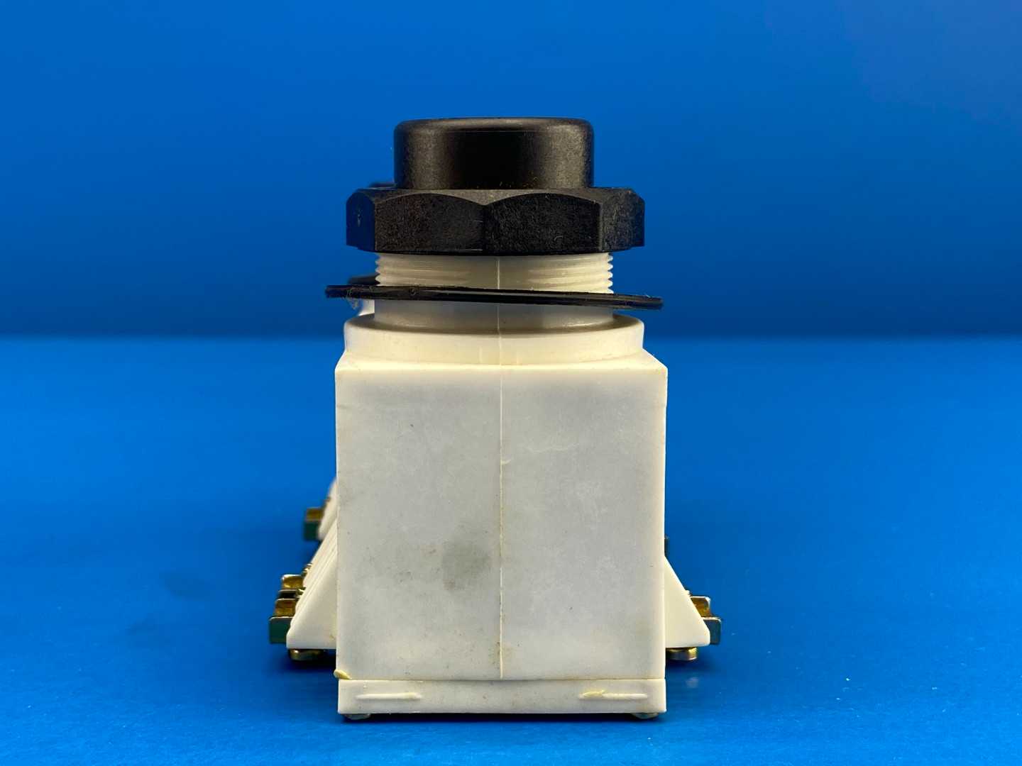 Square D, 9001SKRU2 (52548) 2 Speed Operator Pushbuttons 120/240V 30/15A