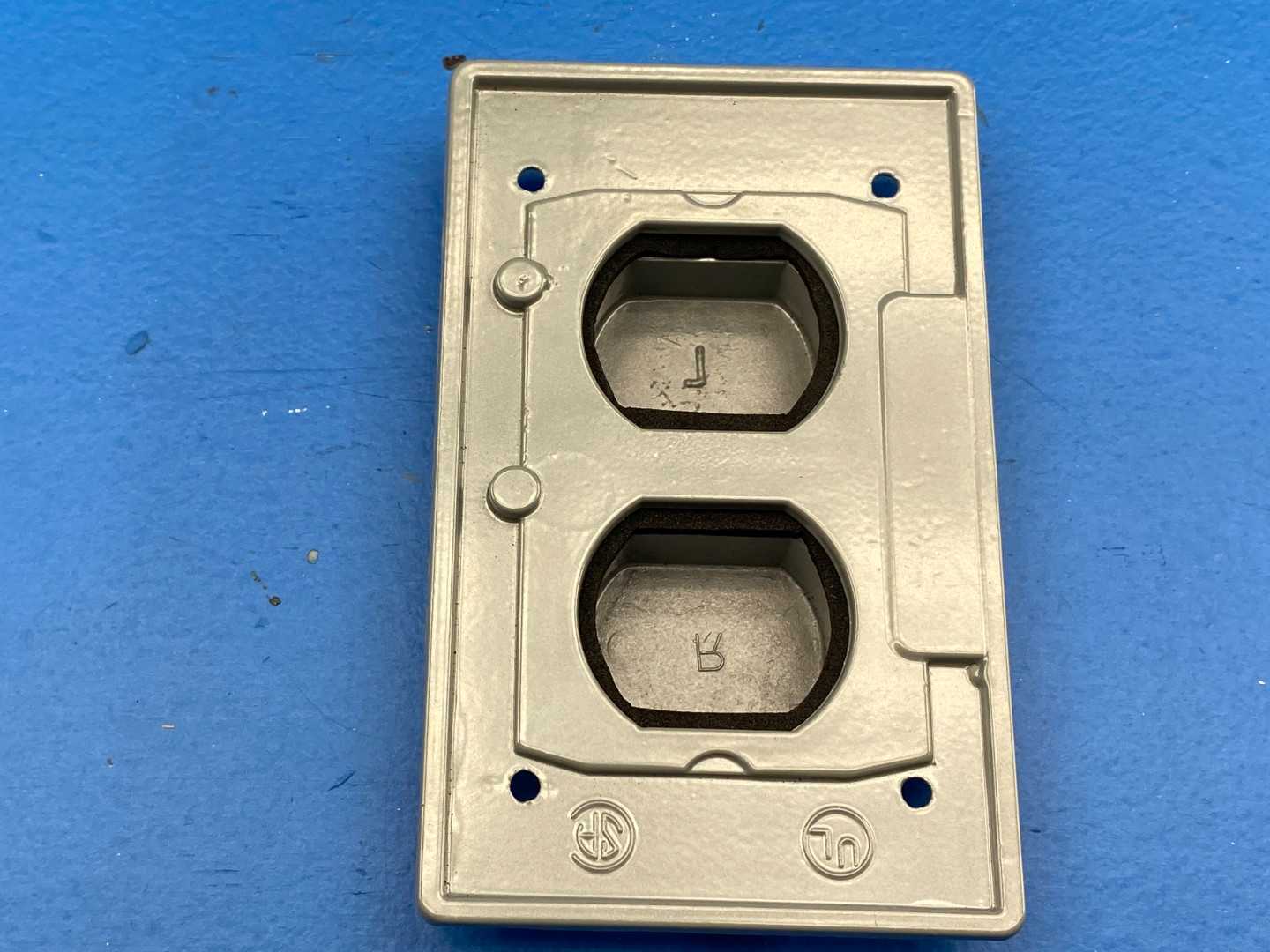 Red Dot, CWPDR-FS, Weatherproof Duplex Receptacle Cover, 1-gang / horizontal mount / die-cast aluminum 
