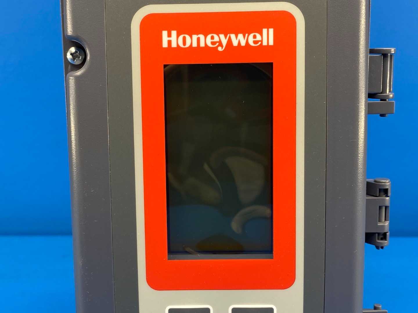 Honeywell T775M2030 Electronic Temperature Controller, Series 2000, 24/120/240VAC, 4 SPDT Relays, Modulating Outputs