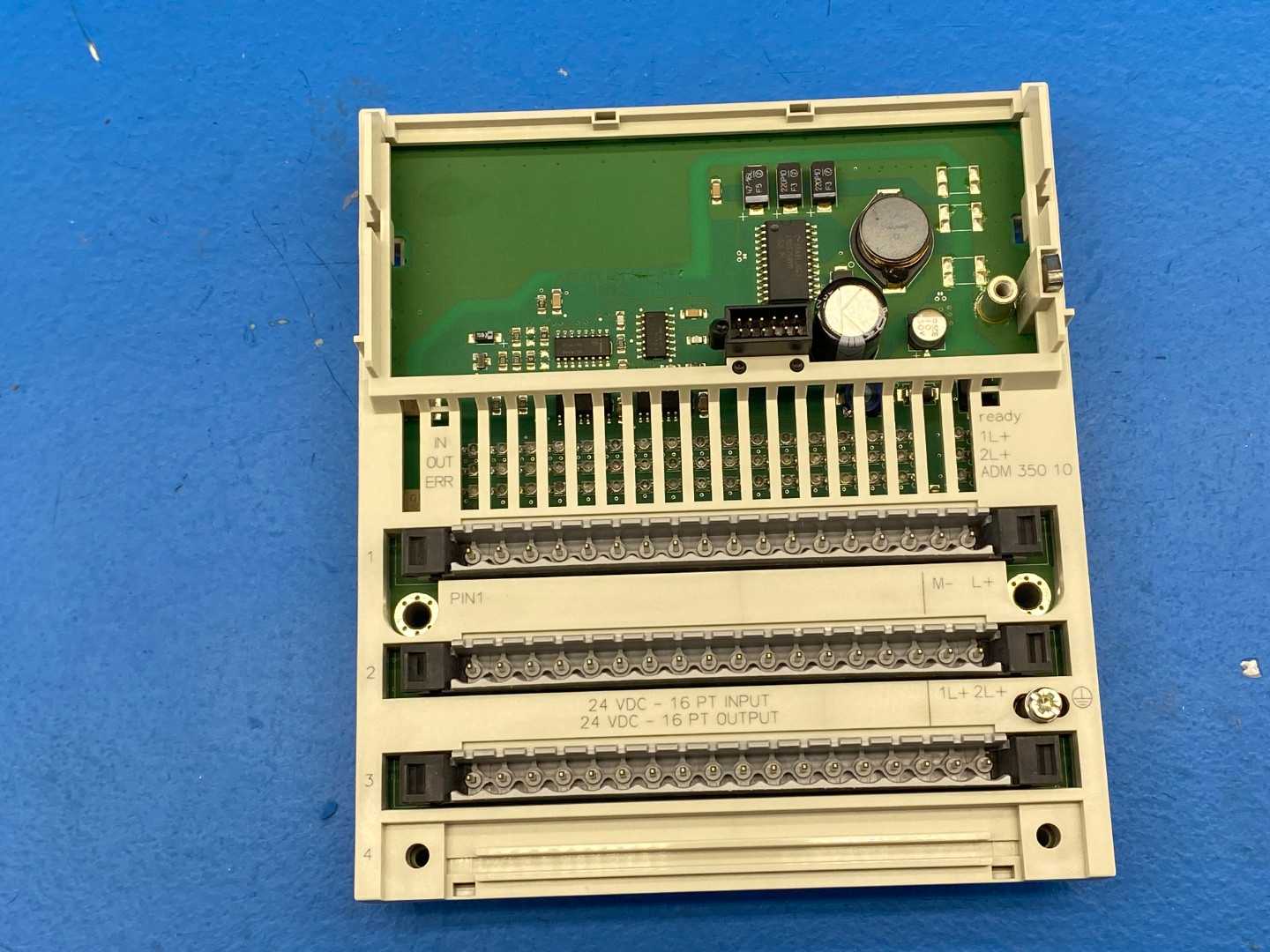Schneider Electric 170ADM35010 Discrete I/O Module Modicon 16DI/16 DO 24VDC 0.5A PV:06 RL:17