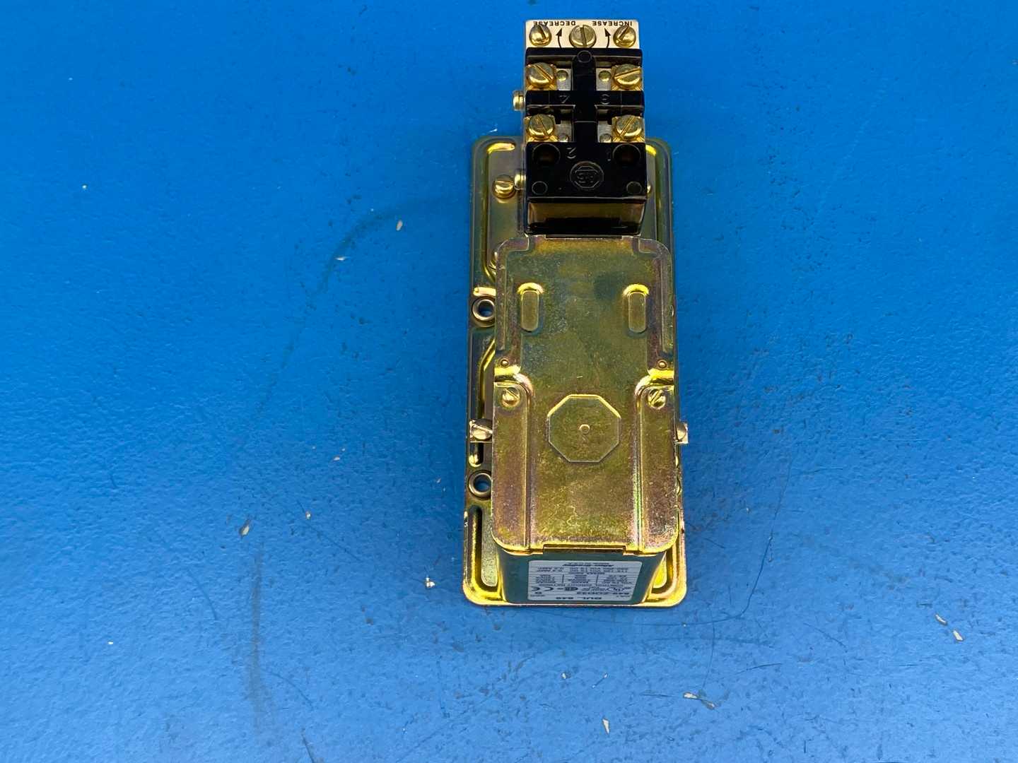 Allen-Bradley 849-Z0D32 Pneumatic Timing Relay Series B 110V/120V NEMA A600