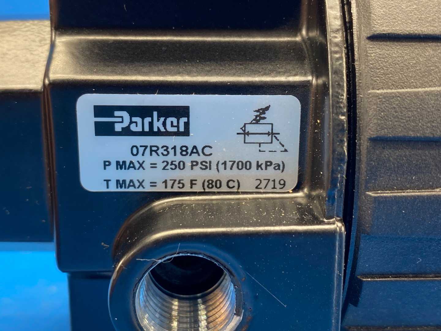 Parker 07R318AC, 1/2" Regulator (Missing Gauge)
