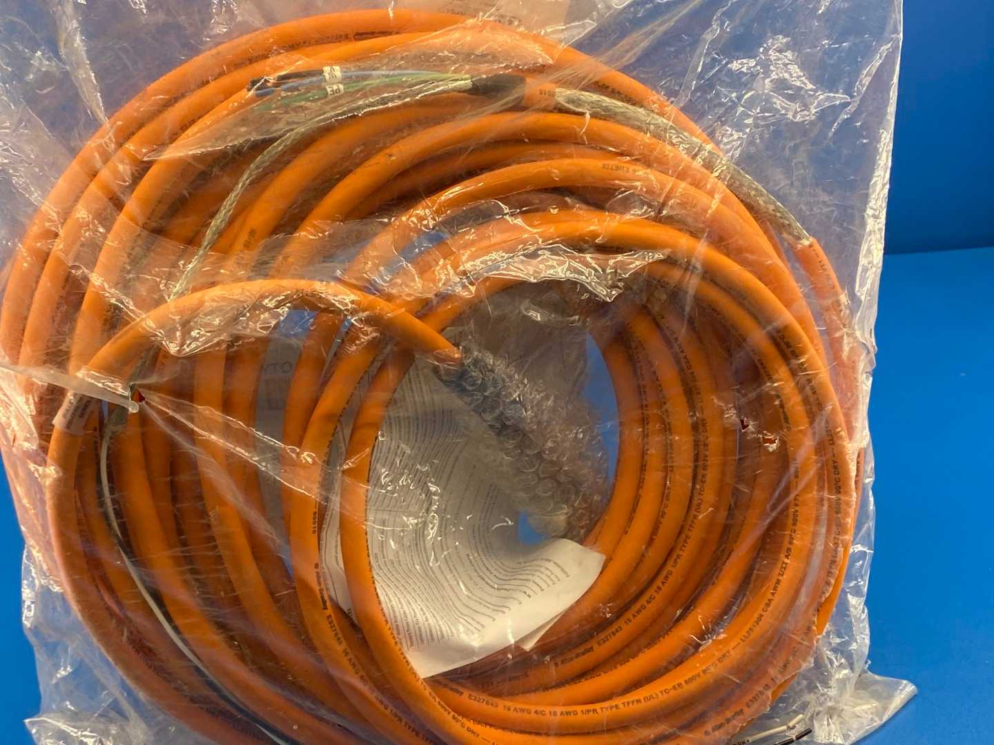 Allen-Bradley 2090-CPBM7DF-16AA25 Power and Feedback Cable 16AWG