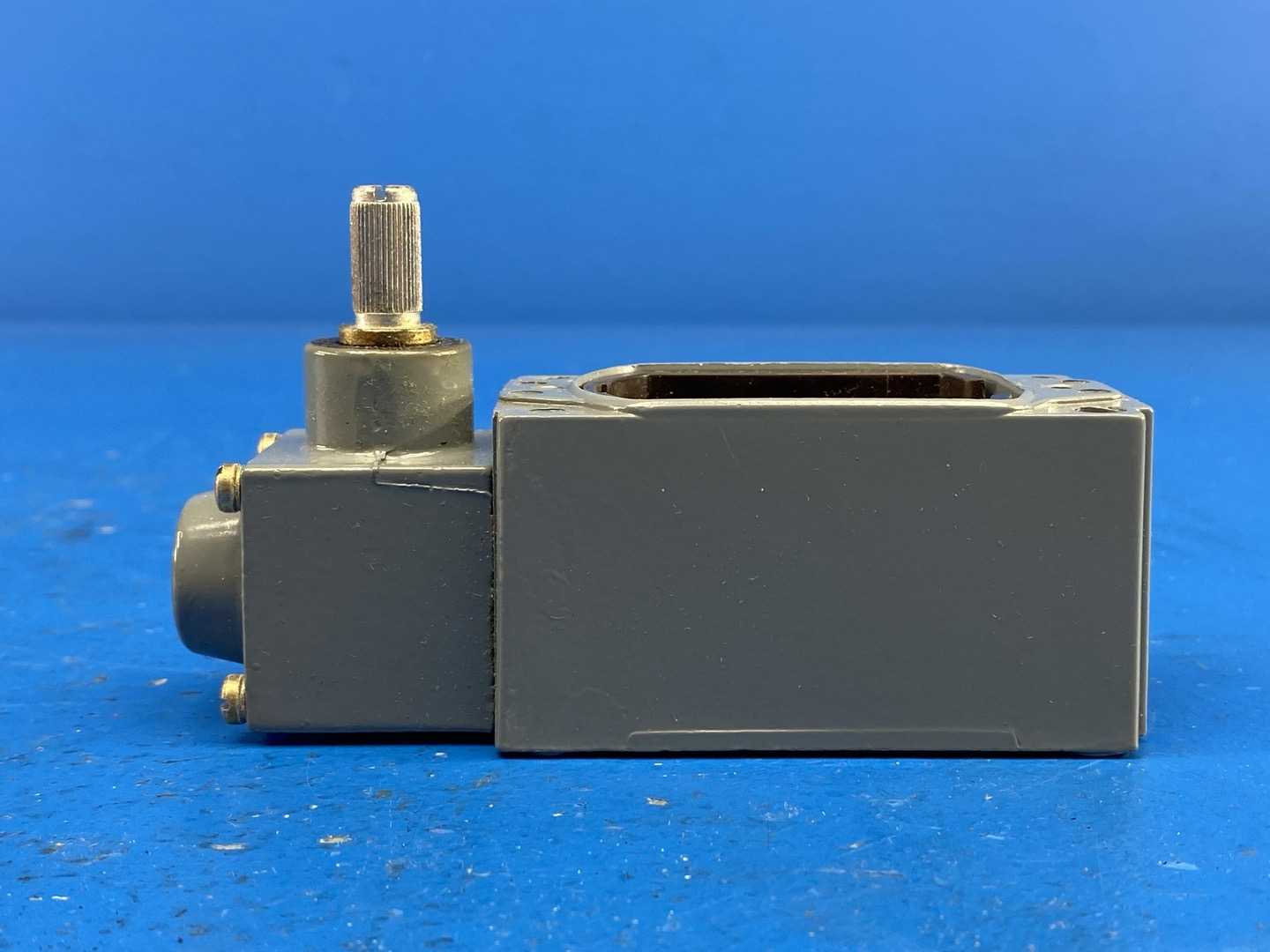 Allen-Bradley 802T-A, 30mm Push Button, 1NO/1NC Contact Configuration, IP66 Enclosure Rating