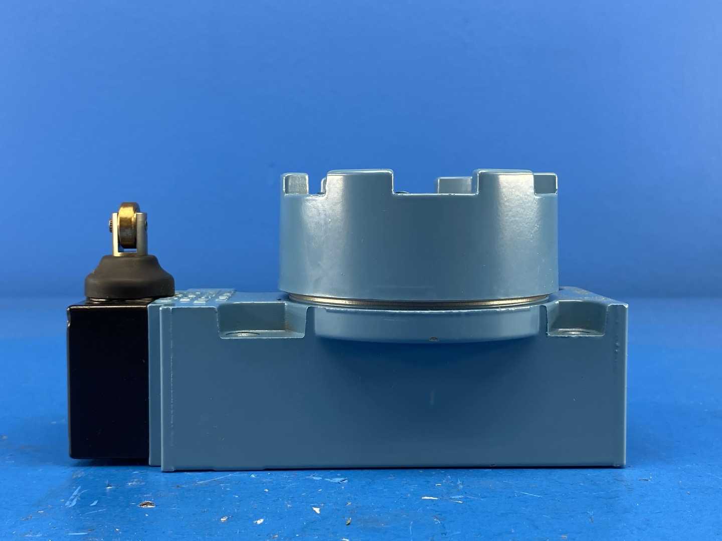 Honeywell LSXF3K Heavy-Duty Limit Switch (LSXZ1F Operating Head + LSXZ3K Contact Block)