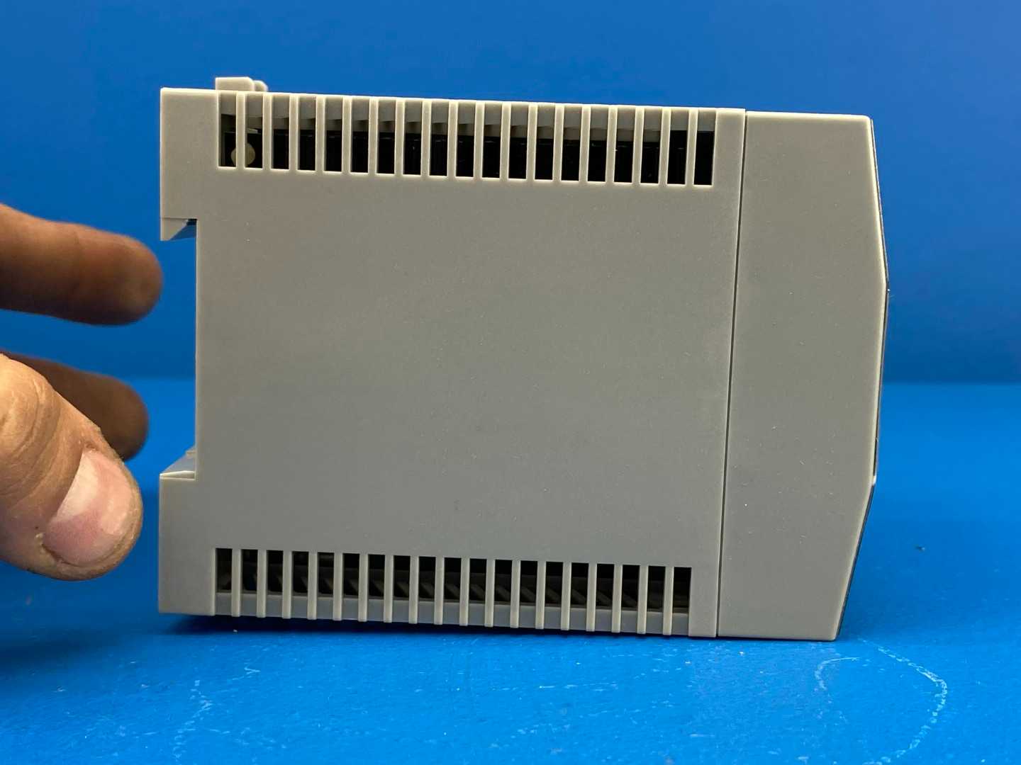 Sola/Hevi-Duty SDP4-24-100LT AC/DC DIN Rail Power Supply 115/230VAC 24VDC 3.8A Output Current