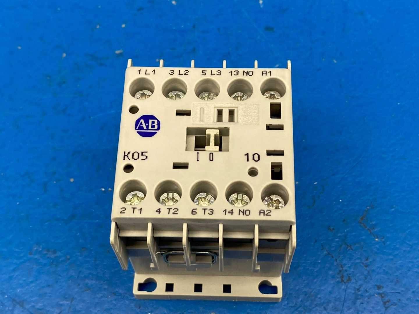 Allen-Bradley 100-K05DJ10 Series A Mini Contactor, 24VDC Coil, 3-Pole, 5A
