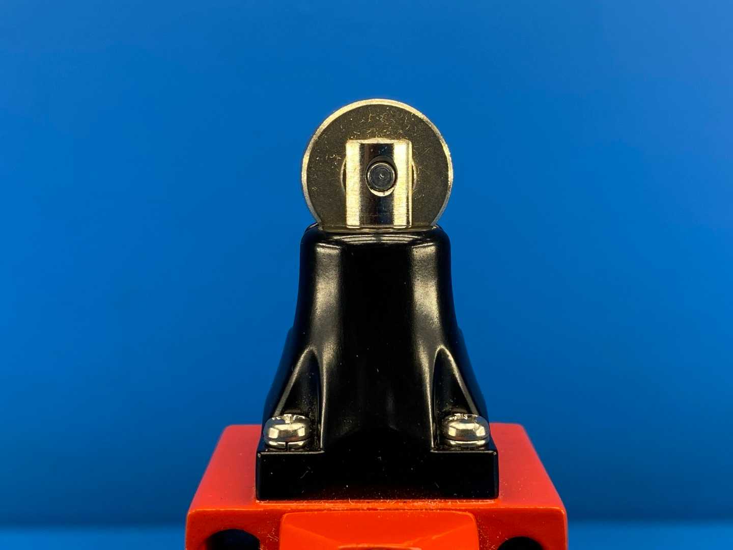 Allen-Bradley 440P-MRPB22MP Guard Master Limit Switch 240V