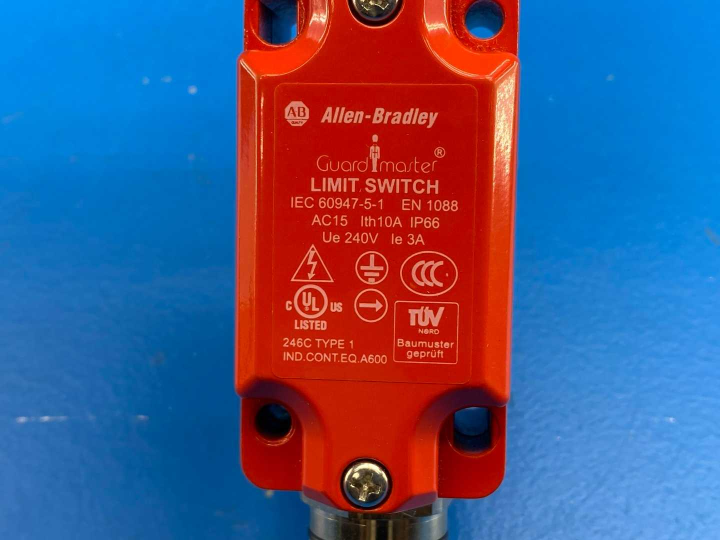 Allen-Bradley 440P-MRPB22MP Guard Master Limit Switch 240V