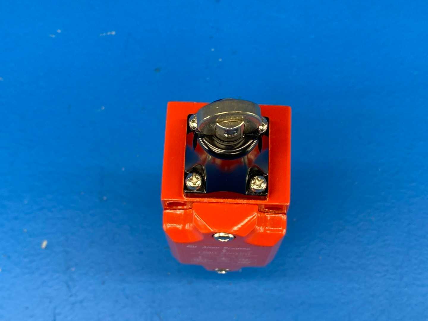 Allen-Bradley 440P-MRPB22MP Guard Master Limit Switch 240V