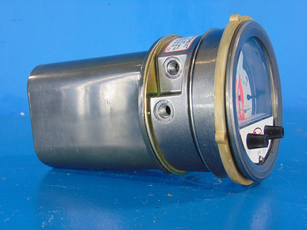 Dwyer Photohelic A3000 Series Gauge Type 2