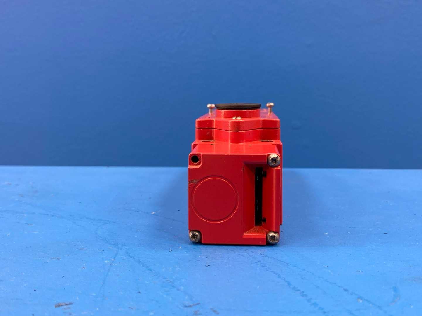 Telemecanique XCSLF3535512, Metal Safety Interlocking Switch (No Key)