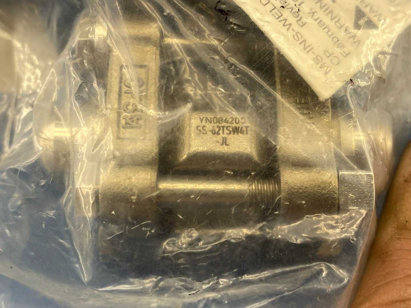 Swagelok SS-62TSW4T-JL 1/4" 3-Piece Ball Valve 60 Series w/ Locking Lever Handle