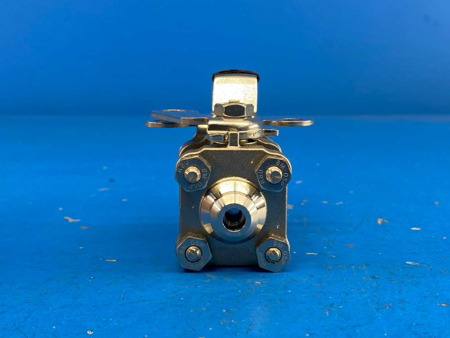 Swagelok SS-62TSW4T-JL 1/4" 3-Piece Ball Valve 60 Series w/ Locking Lever Handle