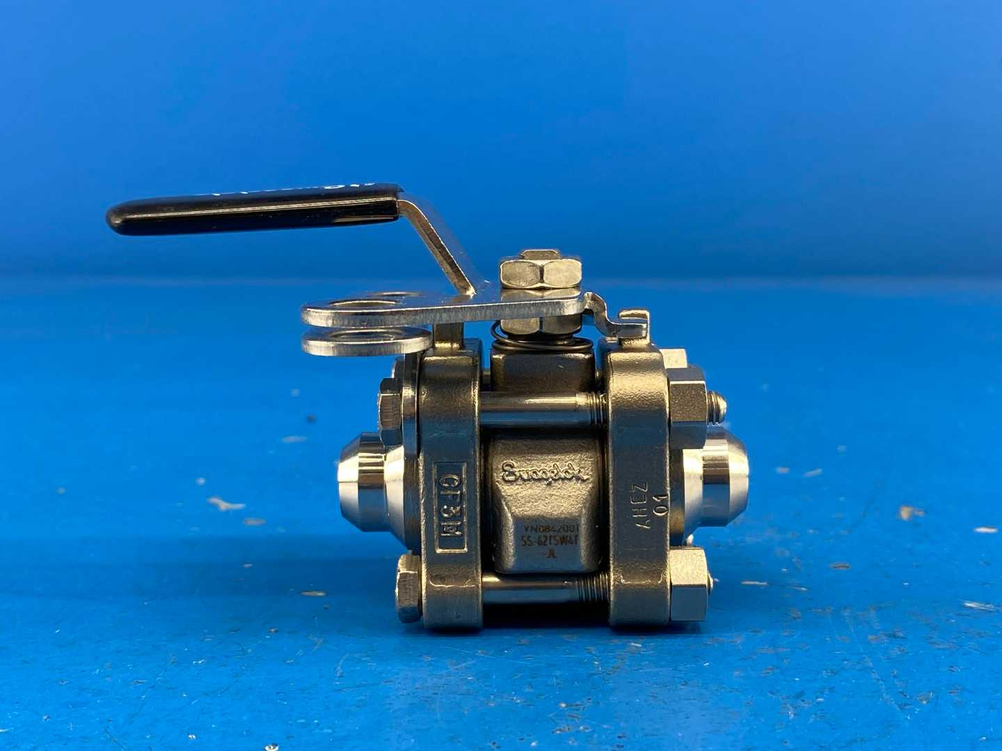 Swagelok SS-62TSW4T-JL 1/4" 3-Piece Ball Valve 60 Series w/ Locking Lever Handle