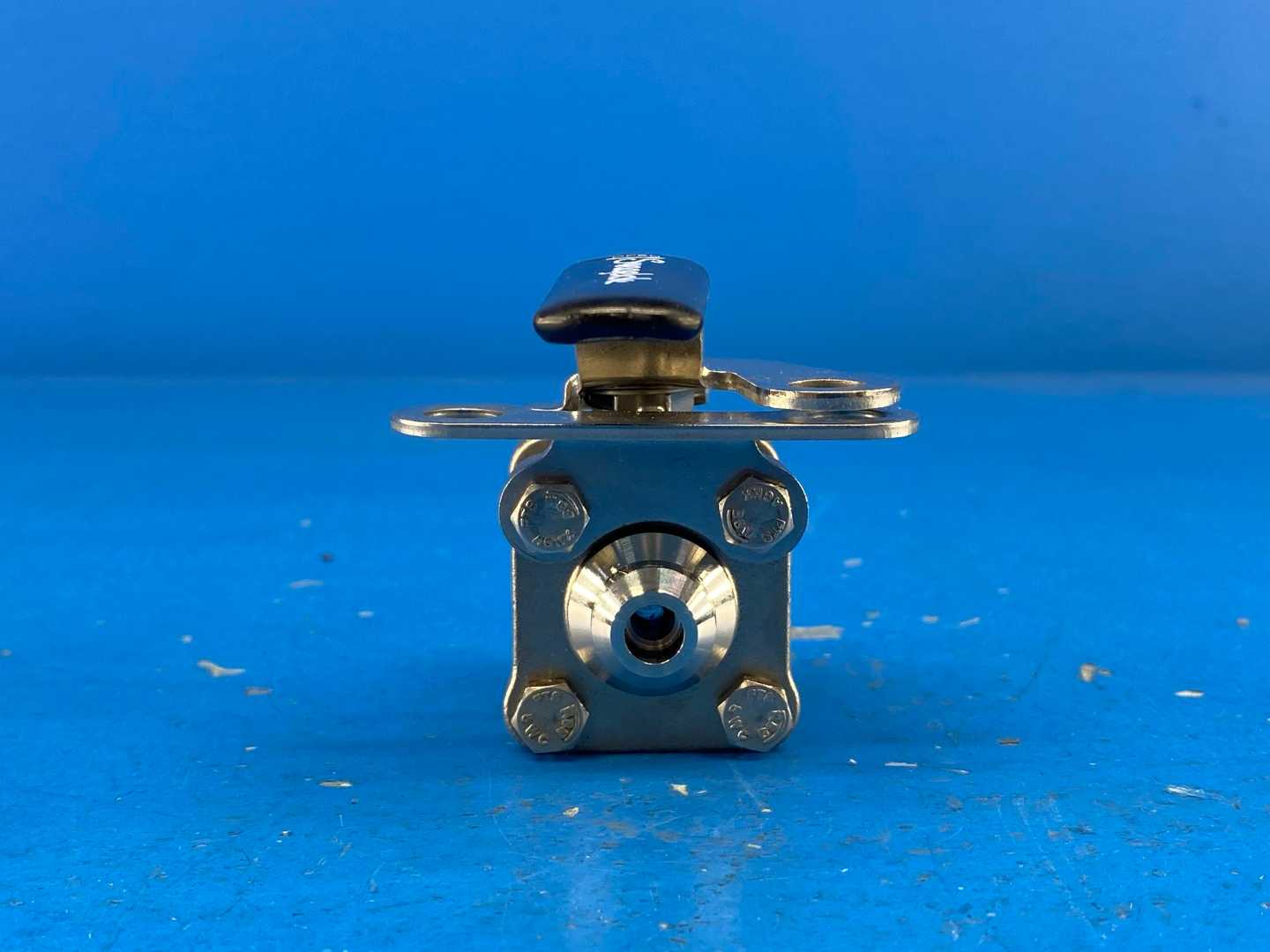 Swagelok SS-62TSW4T-JL 1/4" 3-Piece Ball Valve 60 Series w/ Locking Lever Handle
