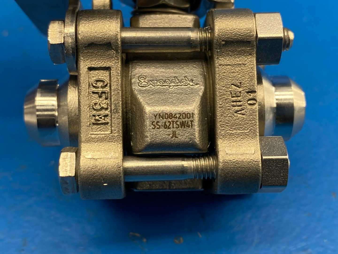 Swagelok SS-62TSW4T-JL 1/4" 3-Piece Ball Valve 60 Series w/ Locking Lever Handle