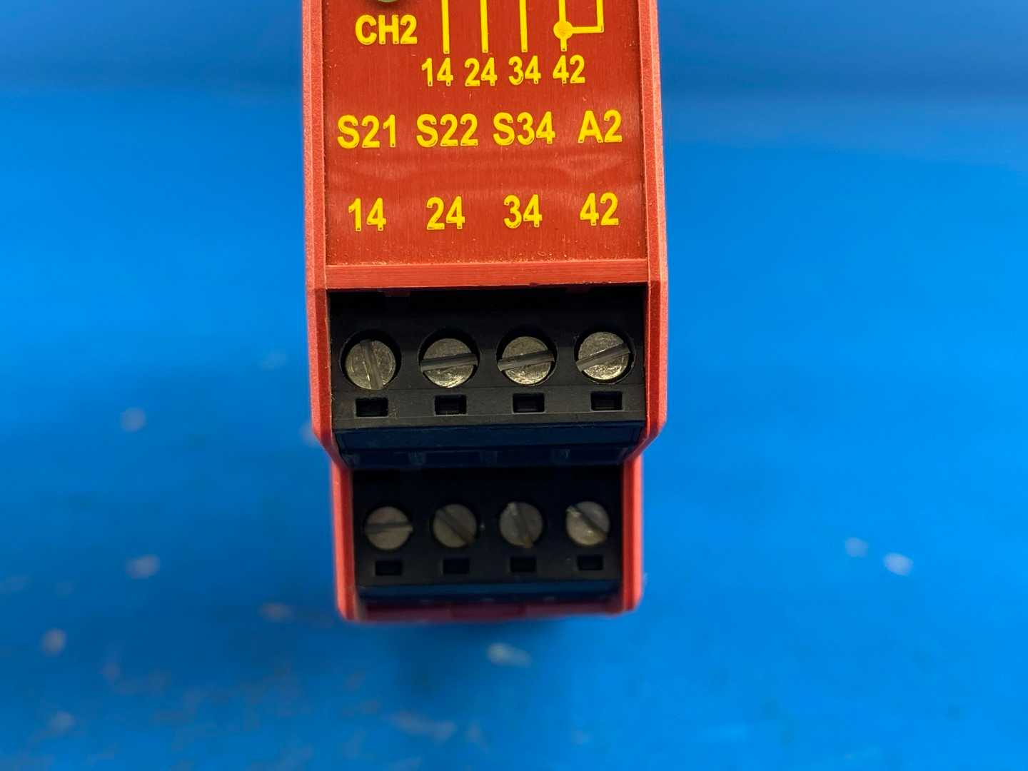 Sti SR203M Safety Limit Switch 24VAC/DC 50/60Hz 2W Cat no: 44510-2034