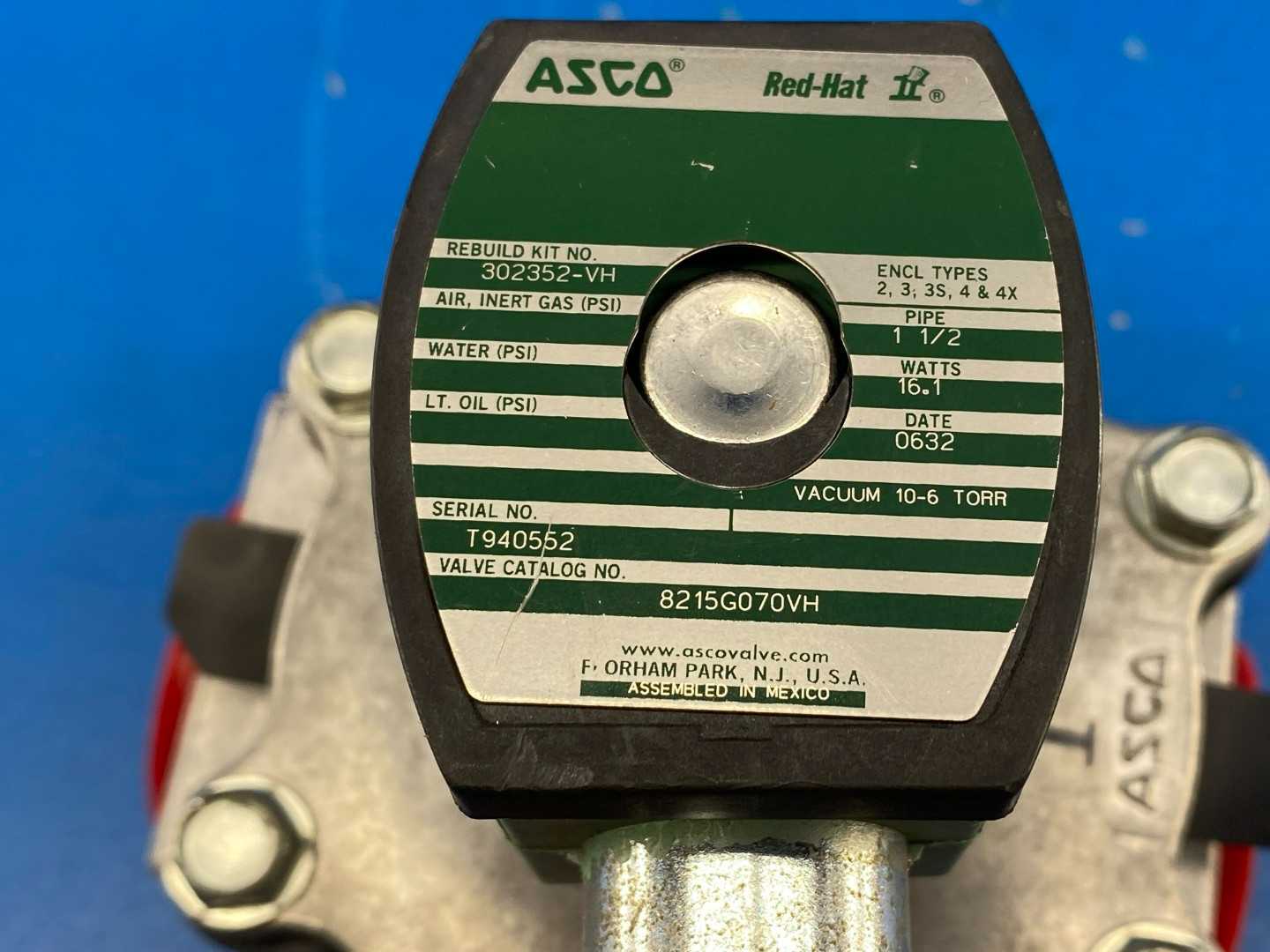 ASCO Red-Hat II 8215G070VH Solenoid Valve, 1-1/2" NPT, Normally Closed, 120V AC (Missing red cap)