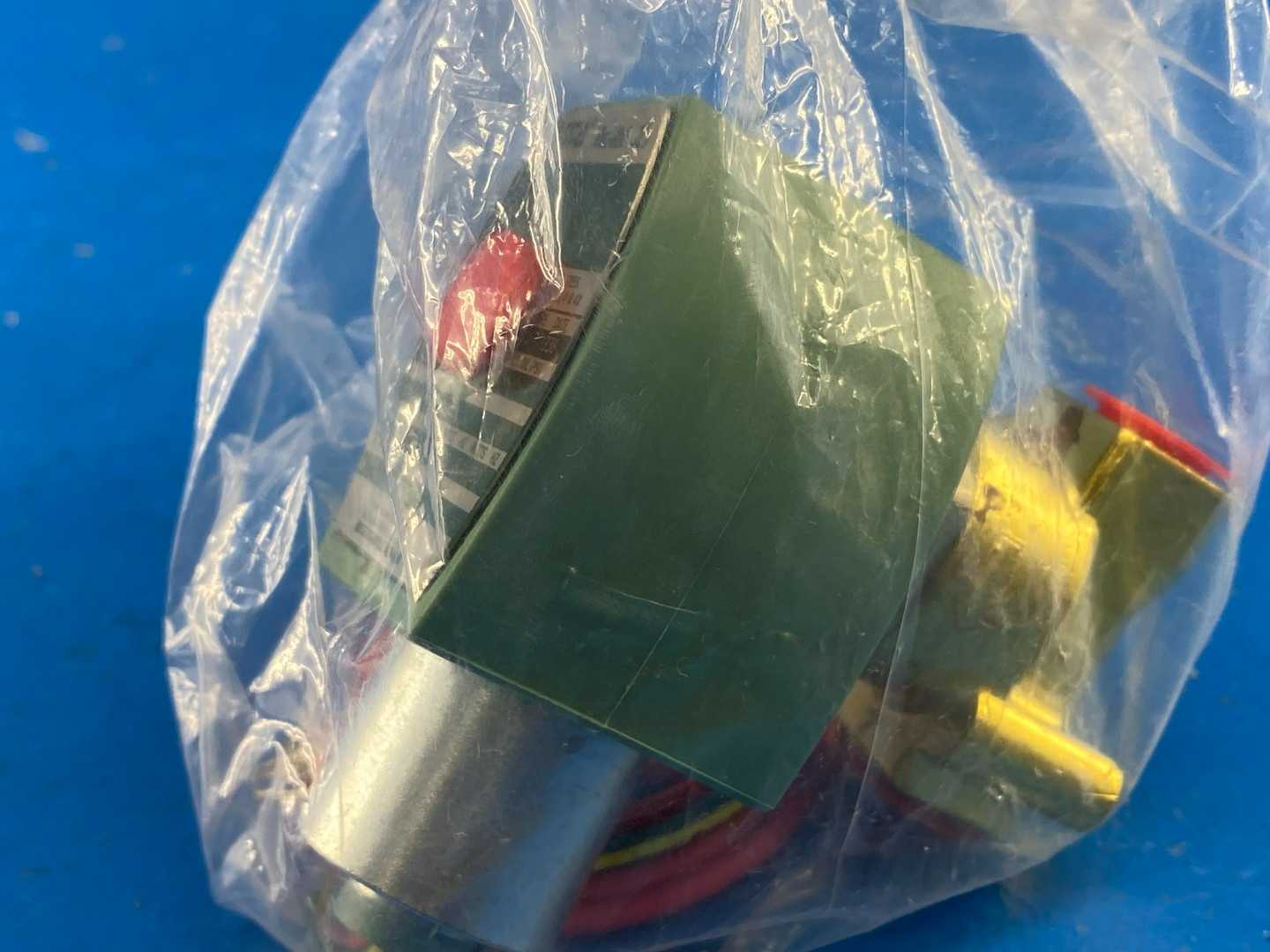 ASCO Red-Hat 8262H090VH 1/4" 2-Way Solenoid Valve Vacuum 10-6 TORR