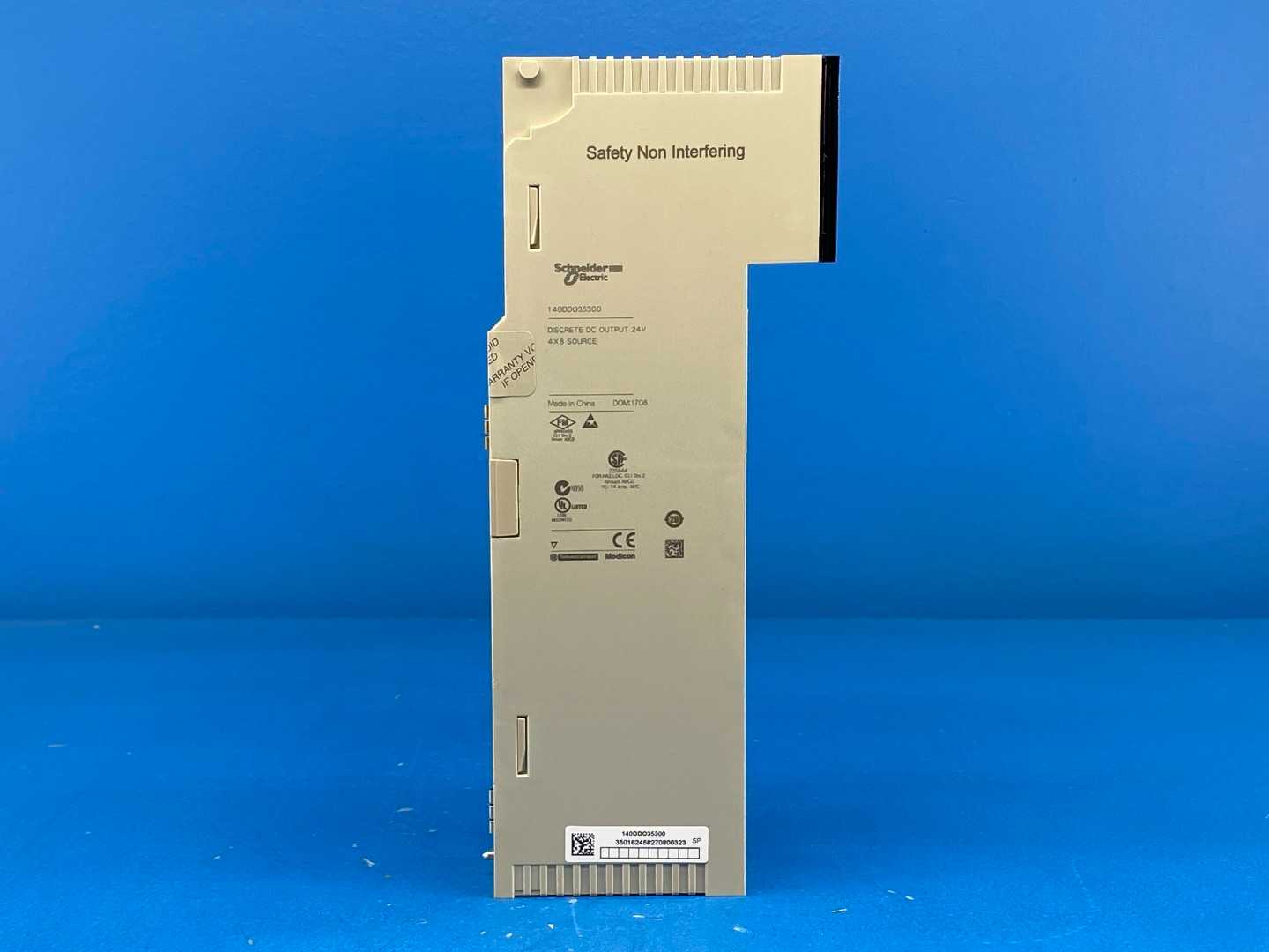 Schneider Electric 140DDO35300 Modicon Discrete DC Output Module, 24 V DC, 4 x 8 Source
