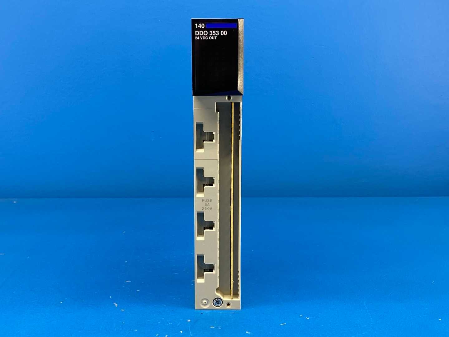 Schneider Electric 140DDO35300 Modicon Discrete DC Output Module, 24 V DC, 4 x 8 Source