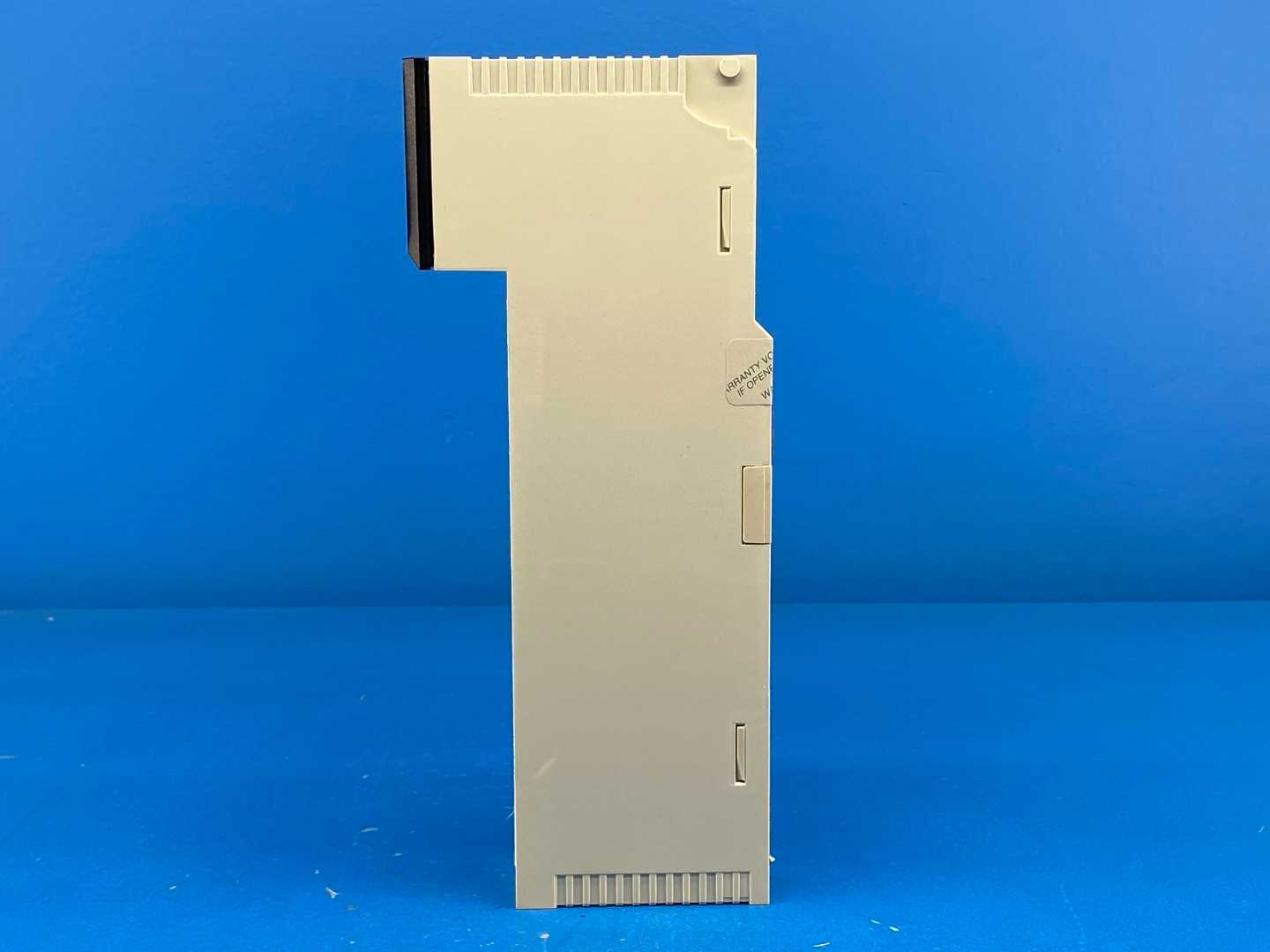 Schneider Electric 140DDO35300 Modicon Discrete DC Output Module, 24 V DC, 4 x 8 Source