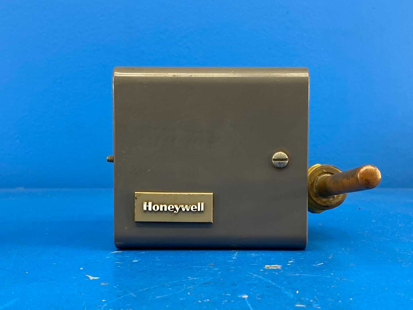 Honeywell L4081B 1047, Dual Aquastat, Range 100-240°F, 2 Pole Switch, 1/4" NPT Connections