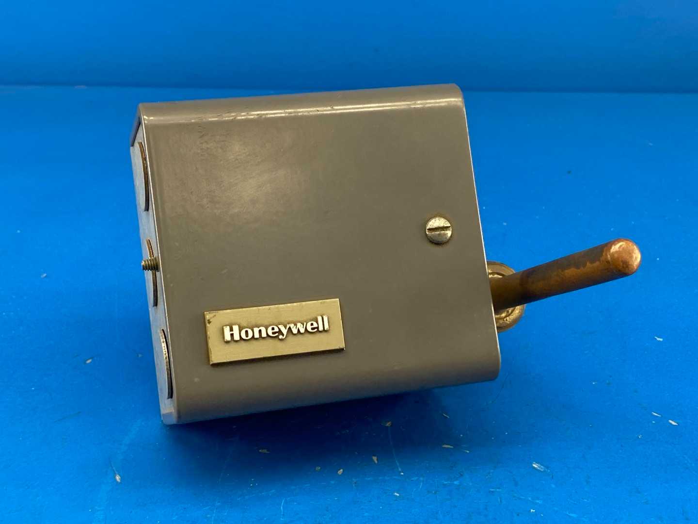 Honeywell L4081B 1047, Dual Aquastat, Range 100-240°F, 2 Pole Switch, 1/4" NPT Connections