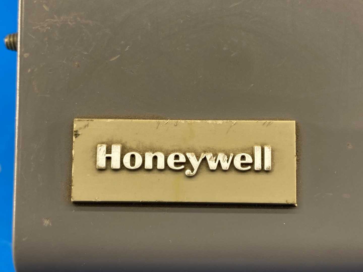 Honeywell L4081B 1047, Dual Aquastat, Range 100-240°F, 2 Pole Switch, 1/4" NPT Connections