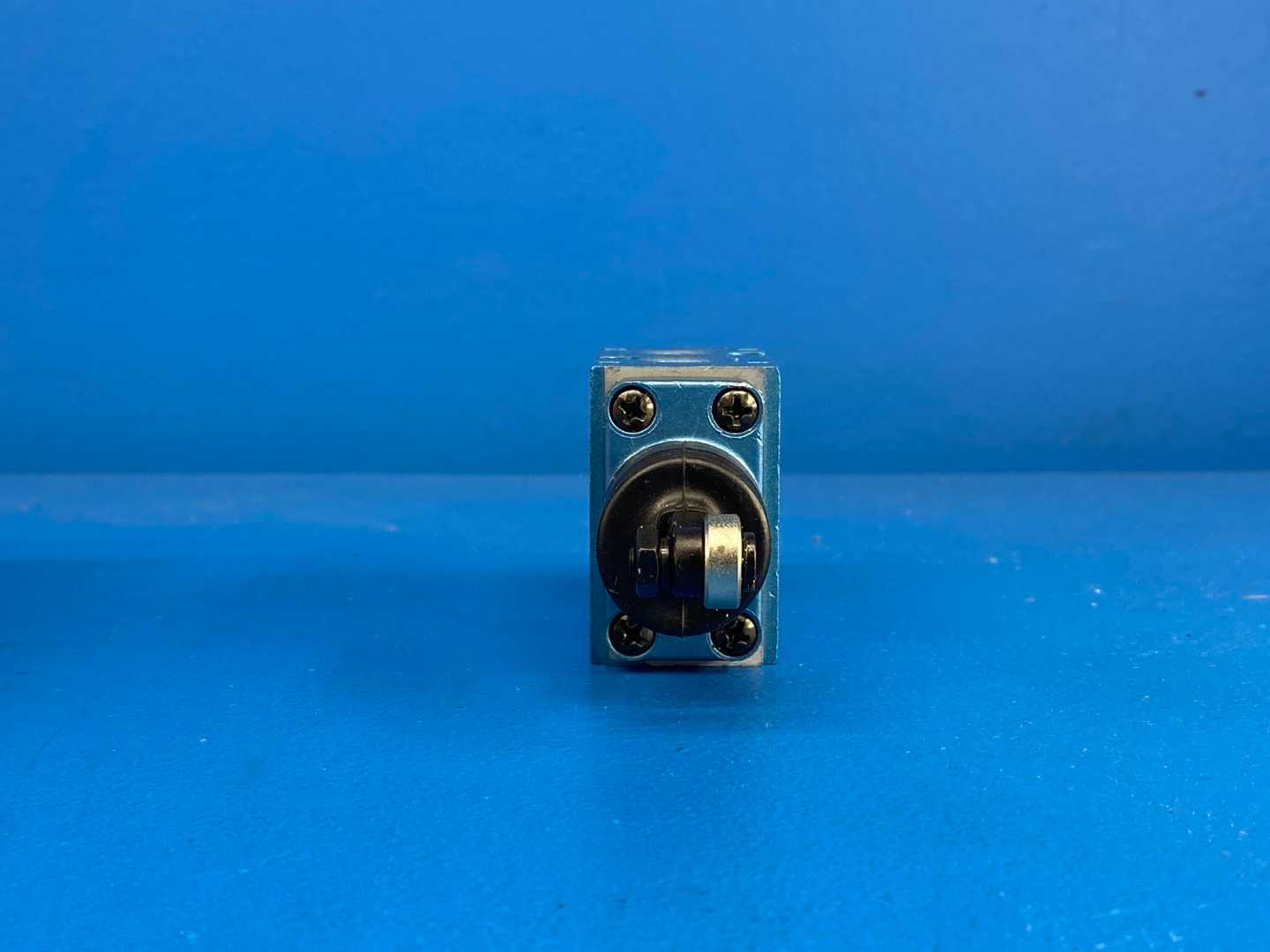 MAC 180001-112-0014 Pneumatic Valve 5-Port Roller Mechanically Actuated, 150 PSI