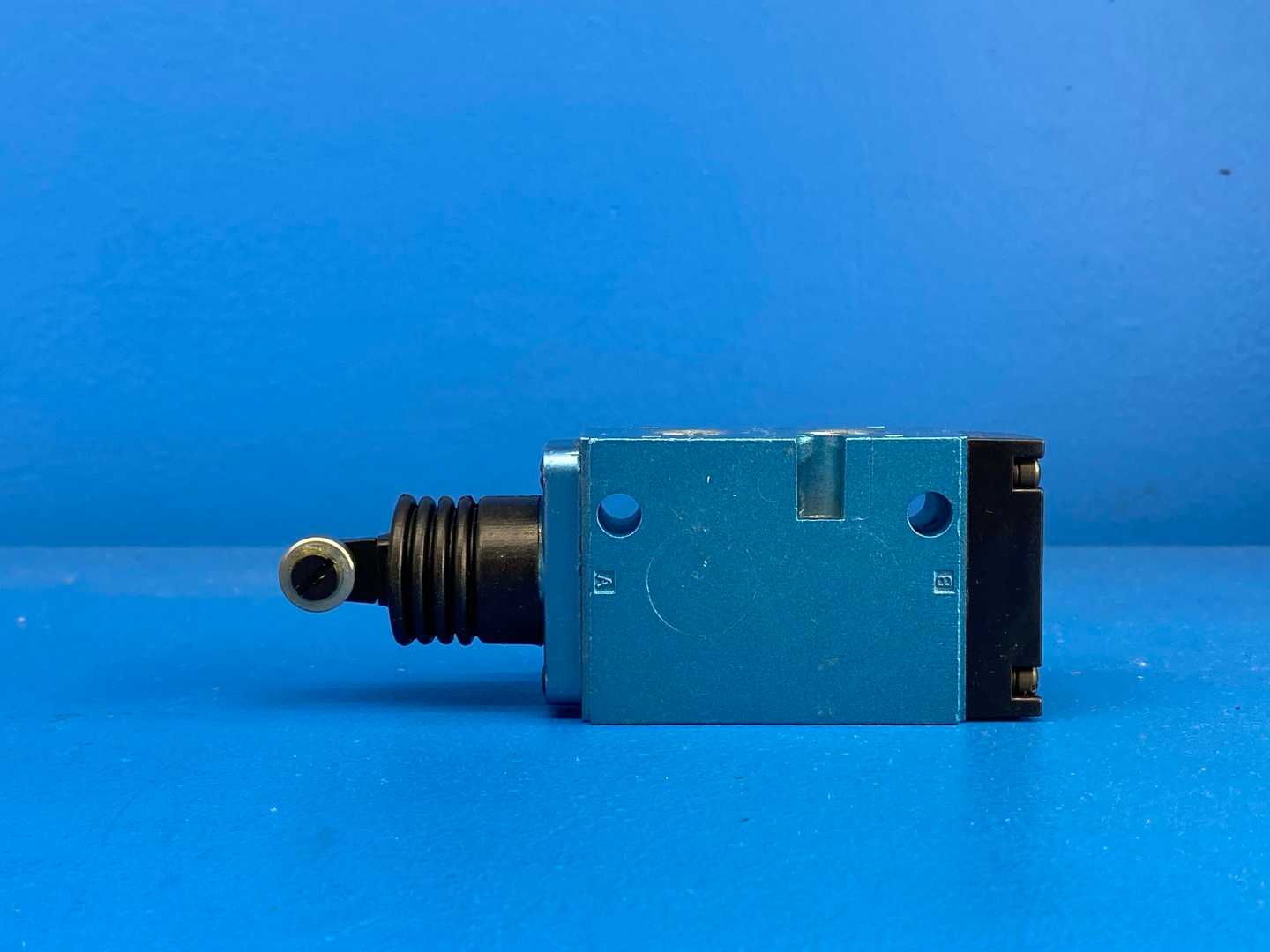 MAC 180001-112-0014 Pneumatic Valve 5-Port Roller Mechanically Actuated, 150 PSI