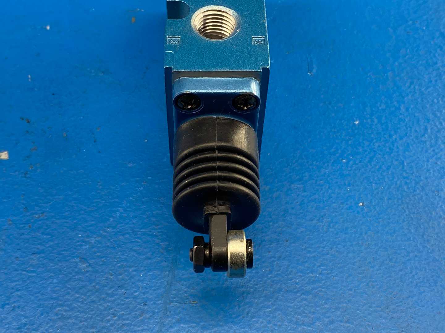 MAC 180001-112-0014 Pneumatic Valve 5-Port Roller Mechanically Actuated, 150 PSI
