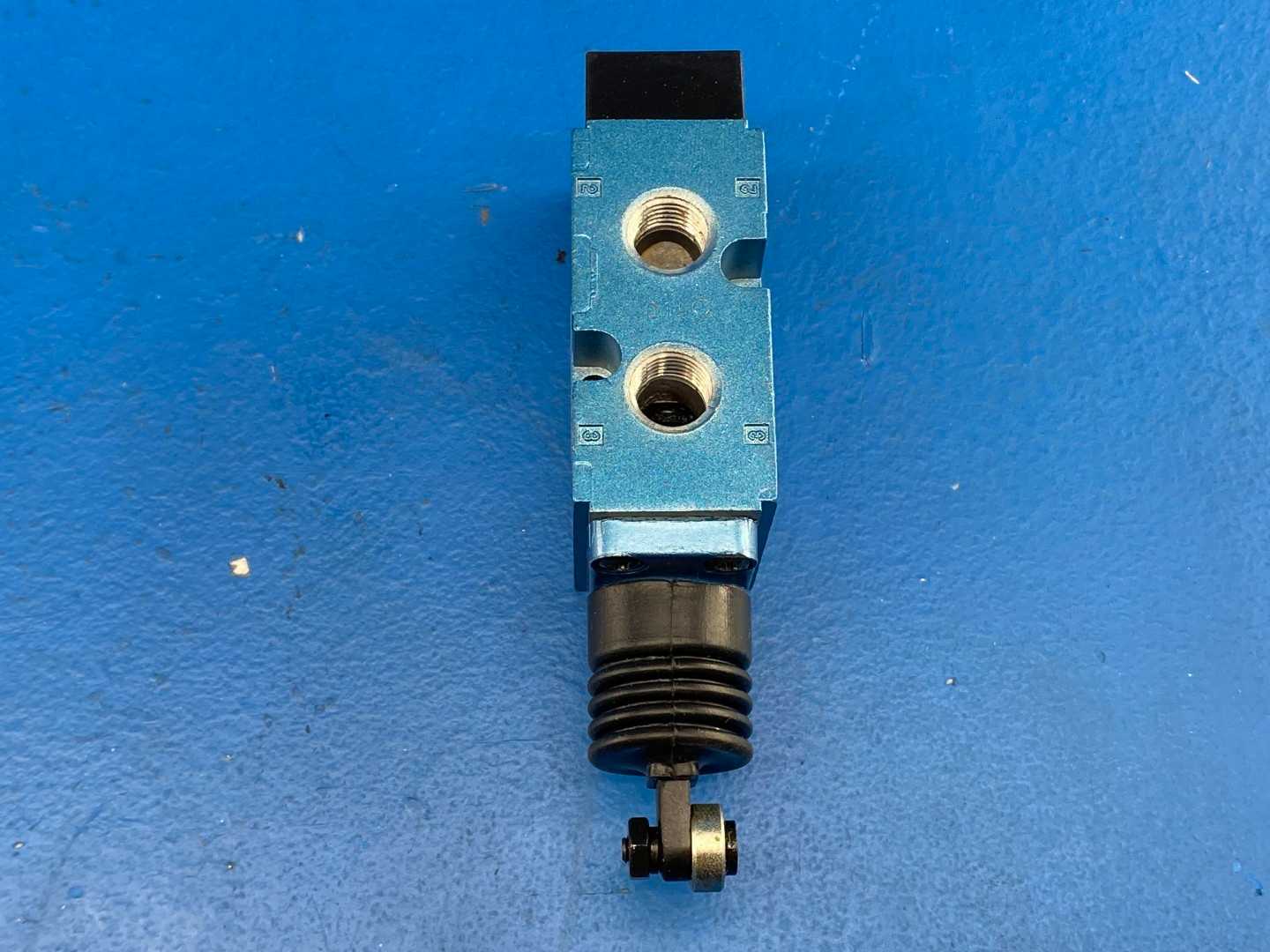 MAC 180001-112-0014 Pneumatic Valve 5-Port Roller Mechanically Actuated, 150 PSI