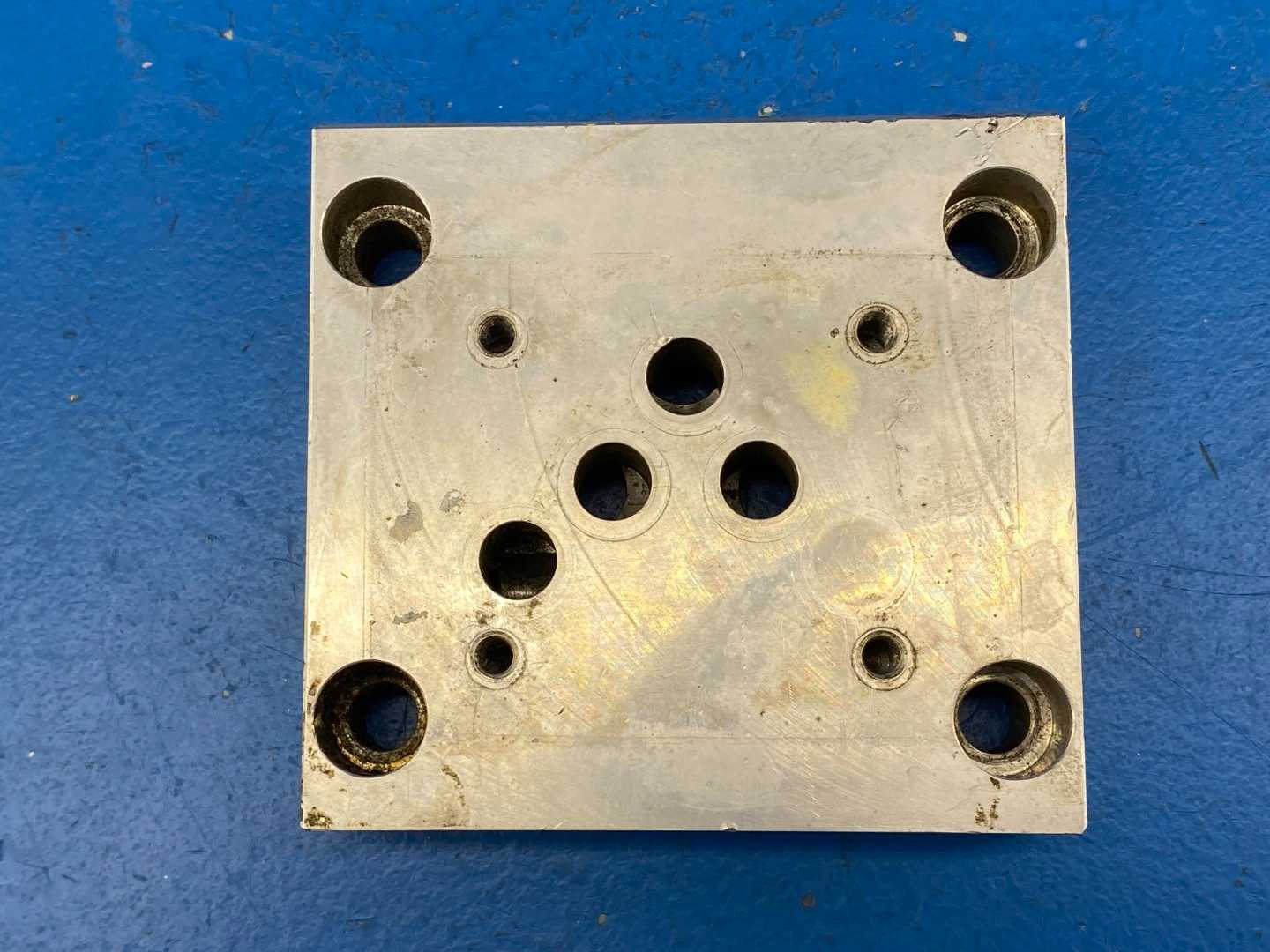 Daman AD05D06VAAB Aluminum Valve Adaptor Manifold, 3000 PSI, D05 Valve to D06 Manifold, Port Orientation AB