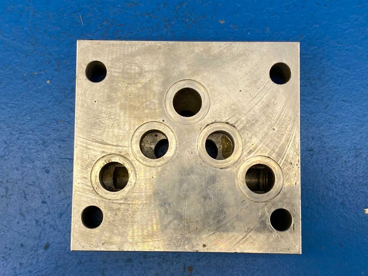 Daman AD05D06VAAB Aluminum Valve Adaptor Manifold, 3000 PSI, D05 Valve to D06 Manifold, Port Orientation AB