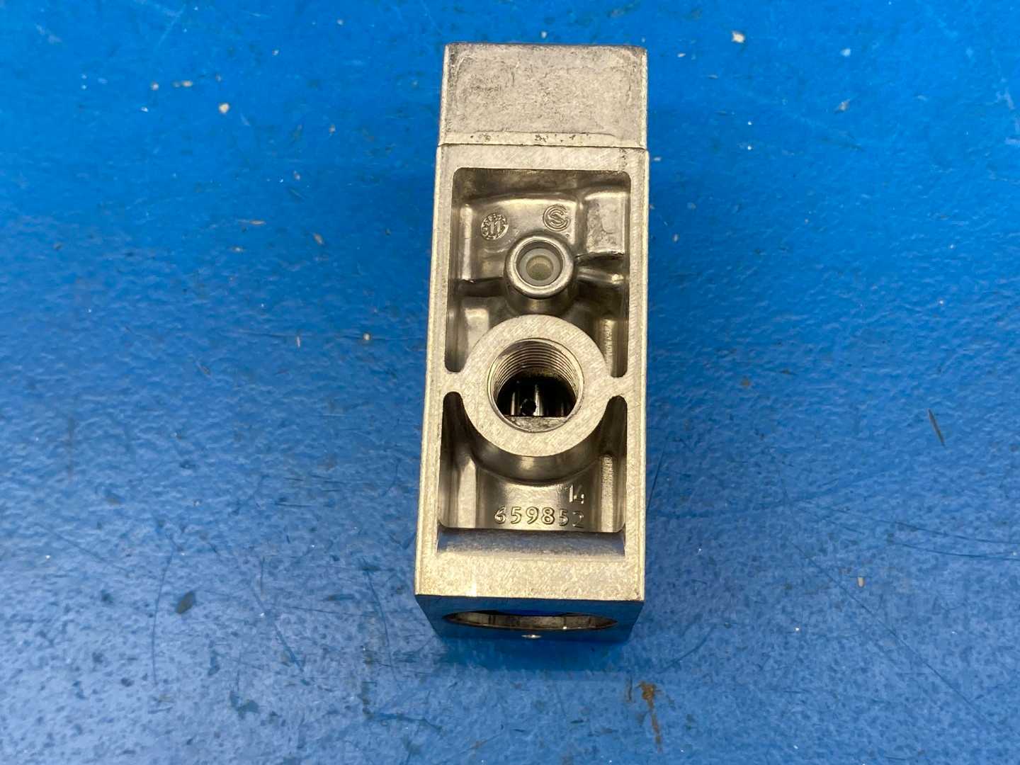 Festo VL/O-3-1/4-NPT (10841), Pneumatic Valve, 3/2 Way, Normally Closed, Valve Size 1/4" 14-145PSI (0.95-10 Bar)