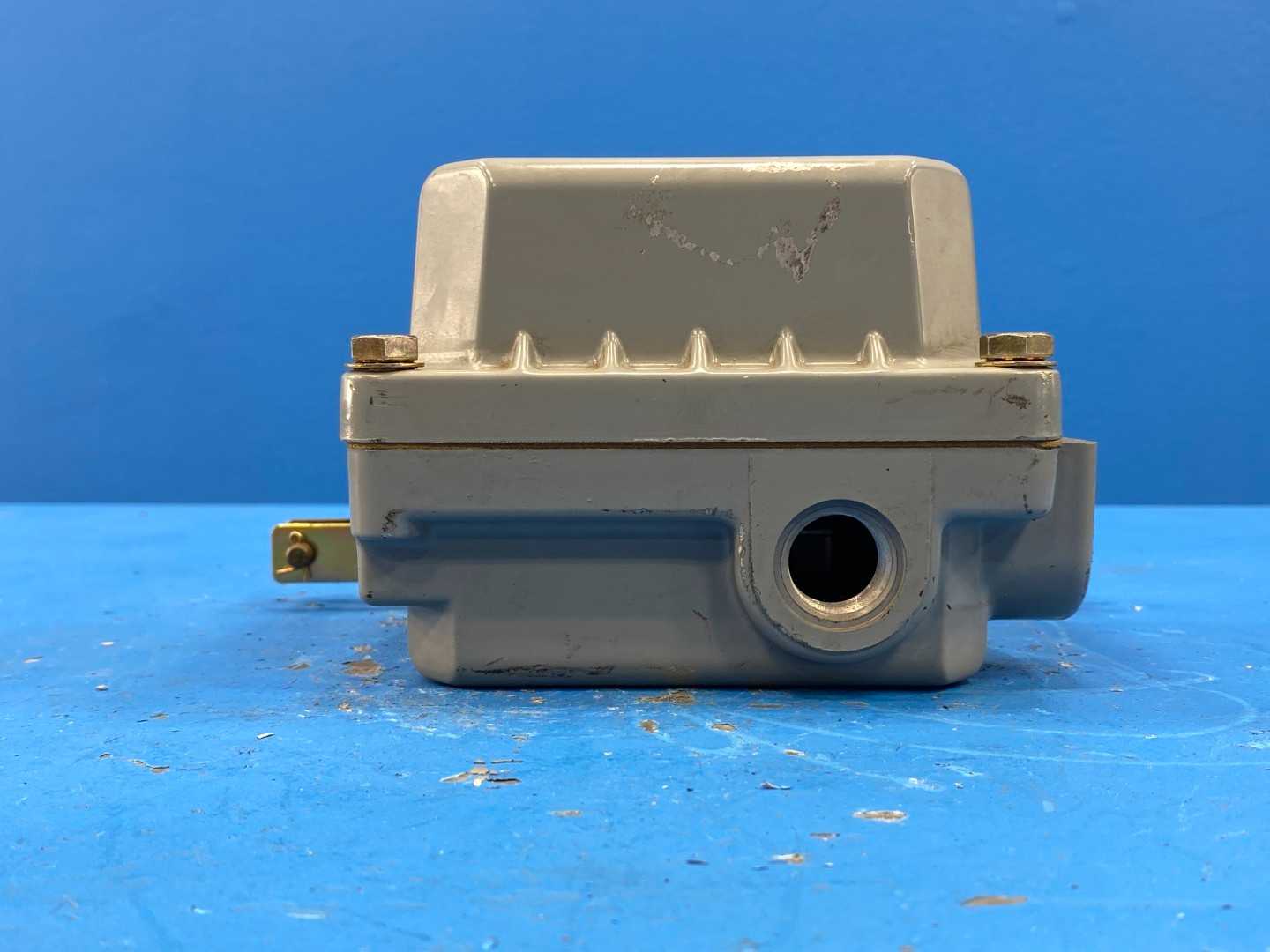 Square D 9035-DW-31, Class 9035 Type Float Switch, SPDT, 15A, 240VAC, 5-100°F operating temperature range.