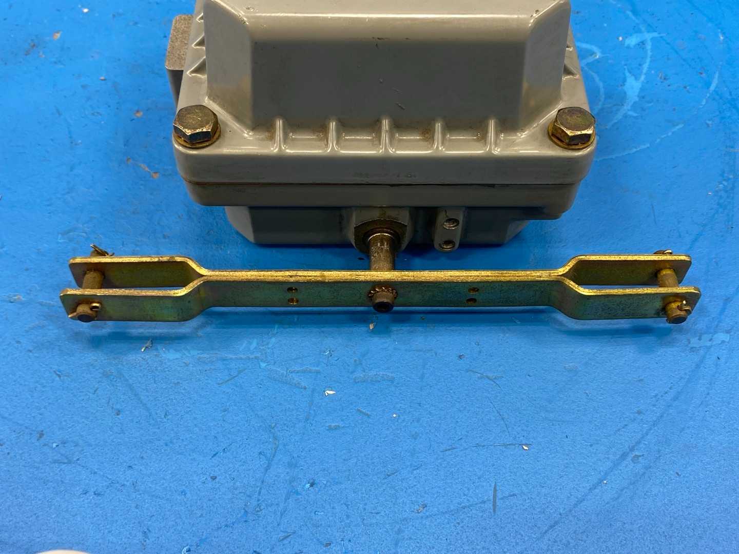 Square D 9035-DW-31, Class 9035 Type Float Switch, SPDT, 15A, 240VAC, 5-100°F operating temperature range.