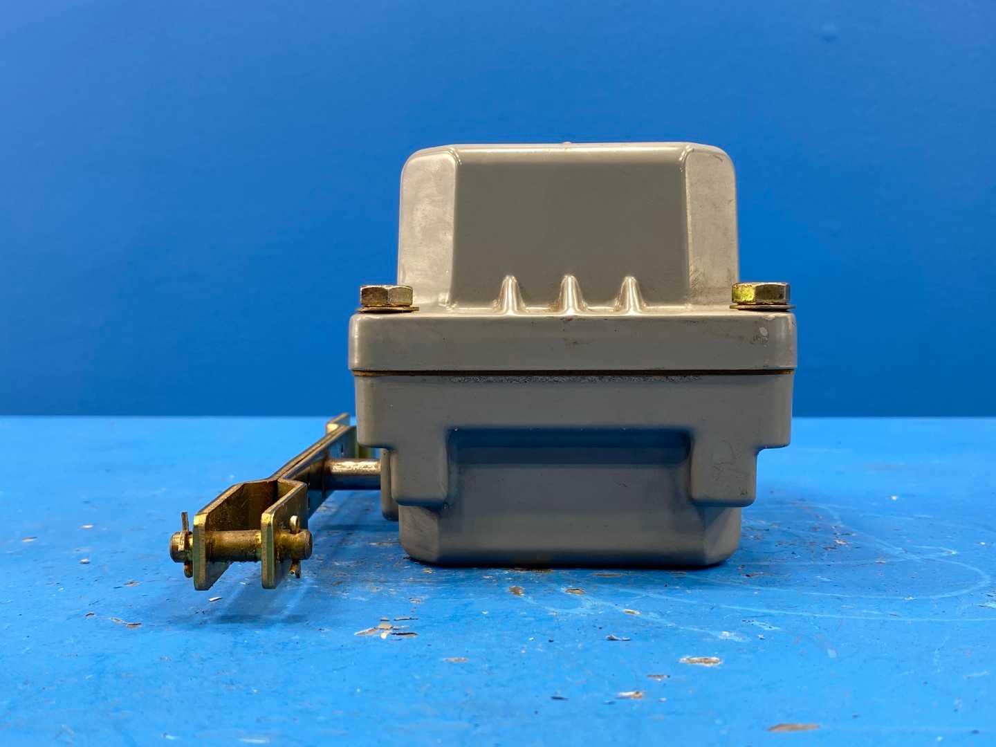 Square D 9035-DW-31, Class 9035 Type Float Switch, SPDT, 15A, 240VAC, 5-100°F operating temperature range.