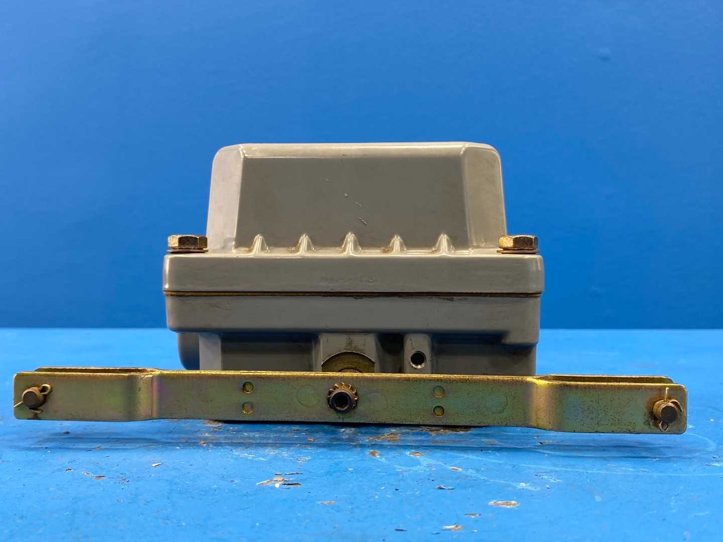 Square D 9035-DW-31, Class 9035 Type Float Switch, SPDT, 15A, 240VAC, 5-100°F operating temperature range.