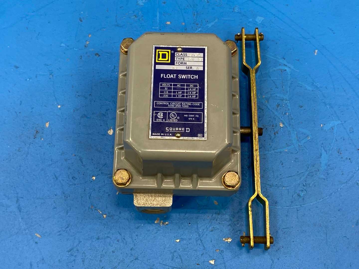 Square D 9035-DW-31, Class 9035 Type Float Switch, SPDT, 15A, 240VAC, 5-100°F operating temperature range.