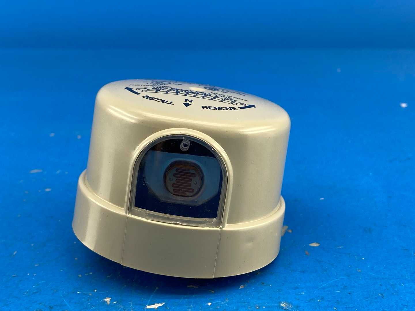 ALR BF-120 Photoelectric Sensors 3 Pole Twist Lock Photocell, Automatic Light Control 1000Watts Tungsten Gray