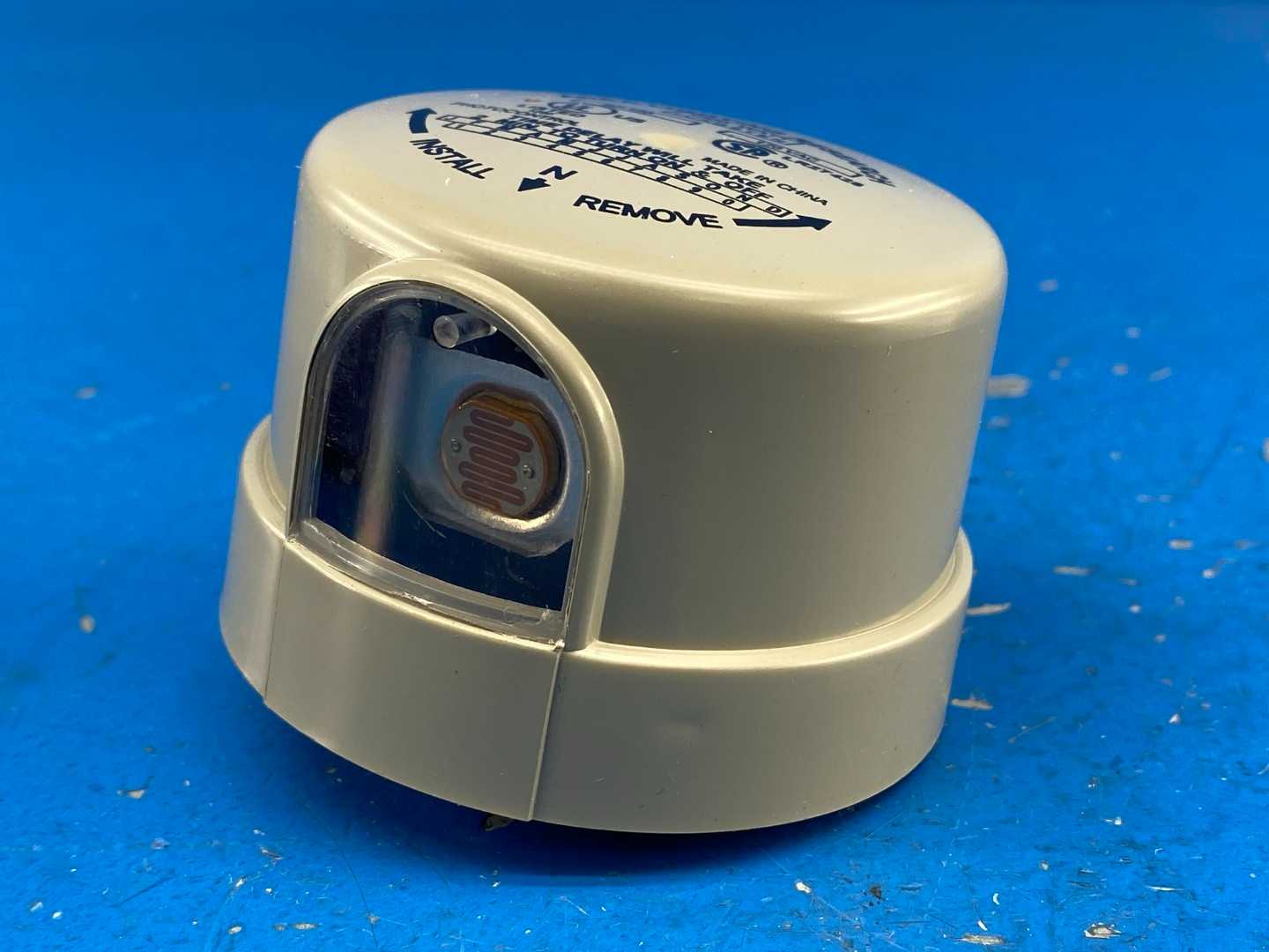 ALR BF-120 Photoelectric Sensors 3 Pole Twist Lock Photocell, Automatic Light Control 1000Watts Tungsten Gray