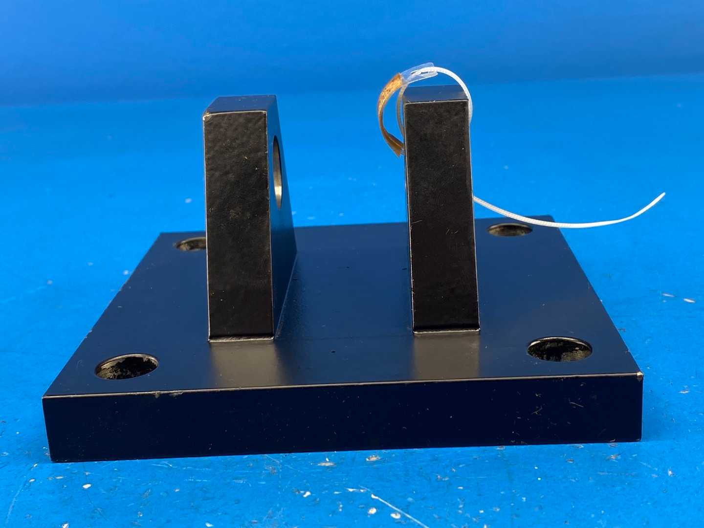 Parker / Schrader Bellows 0692060000 Clevis Bracket 3/4" Pivot Pin & 1 1/4" Lugs for 2H series cylinders with a 4" bore