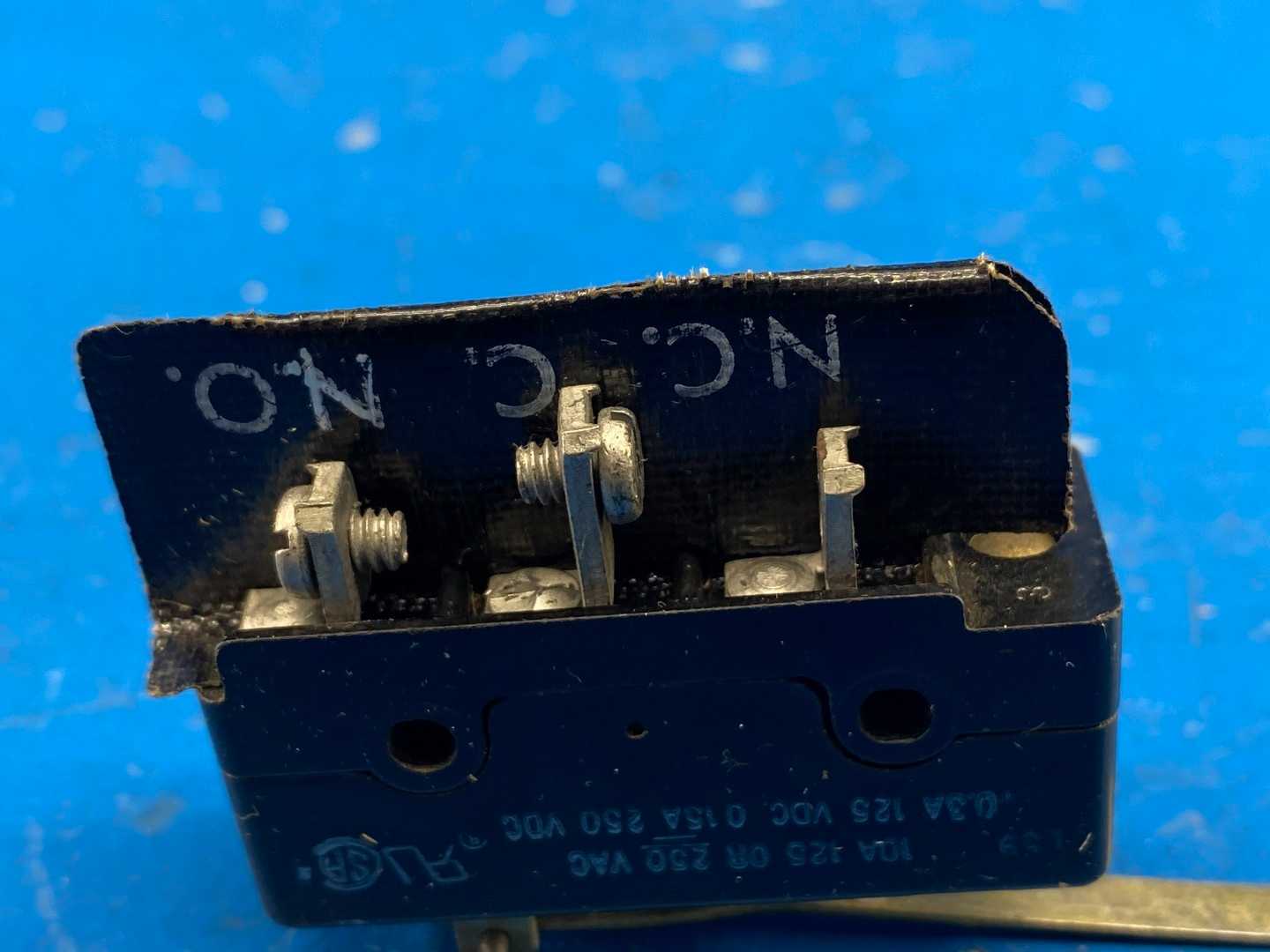 Honeywell DT-2RV3881-B6 — Heavy-Duty Micro Switch / Limit Switch 10A 120V 
